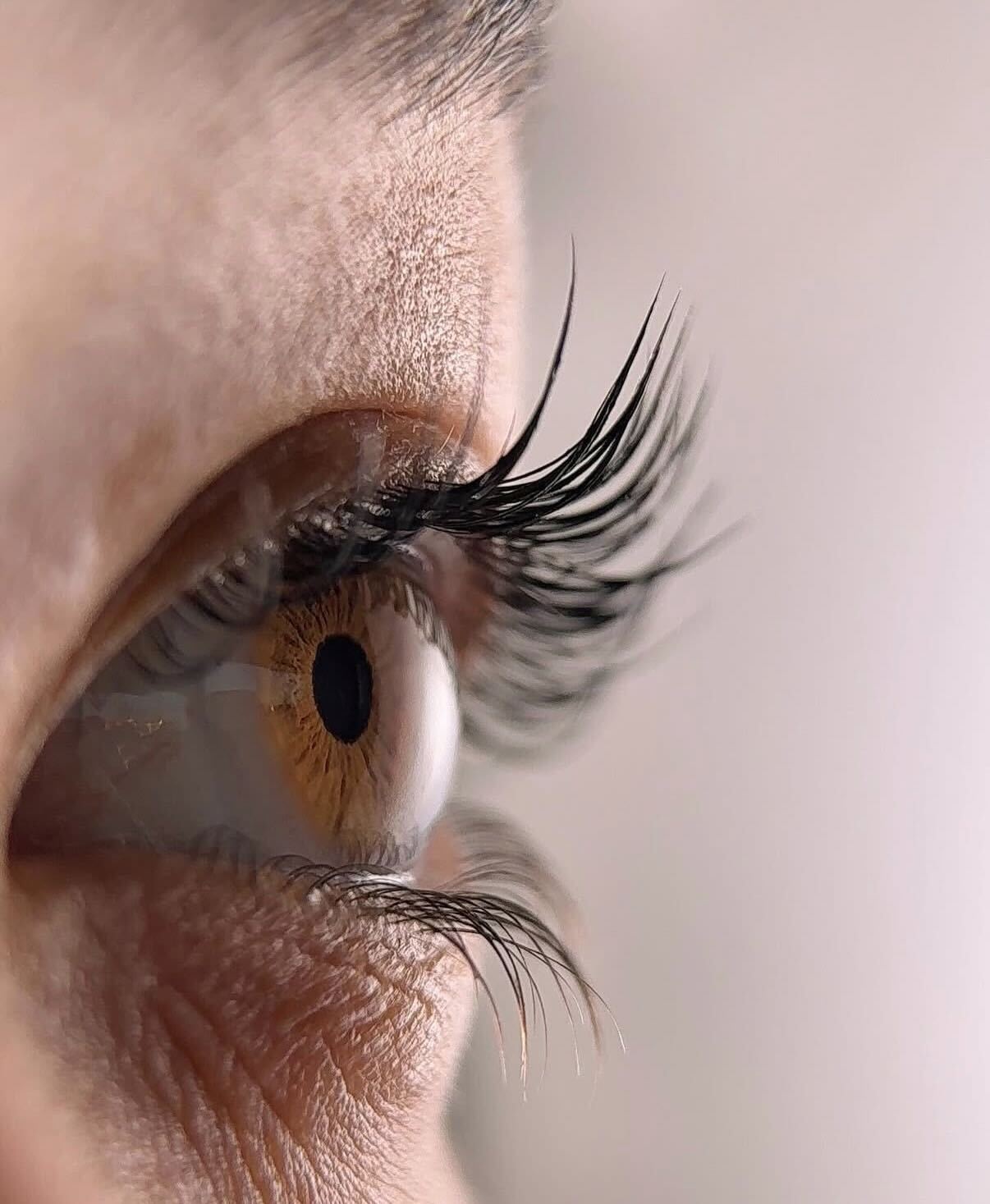 Cluster Lashes vs. Professional Eyelash Extensions: What’s the Difference and Which Is Safer?